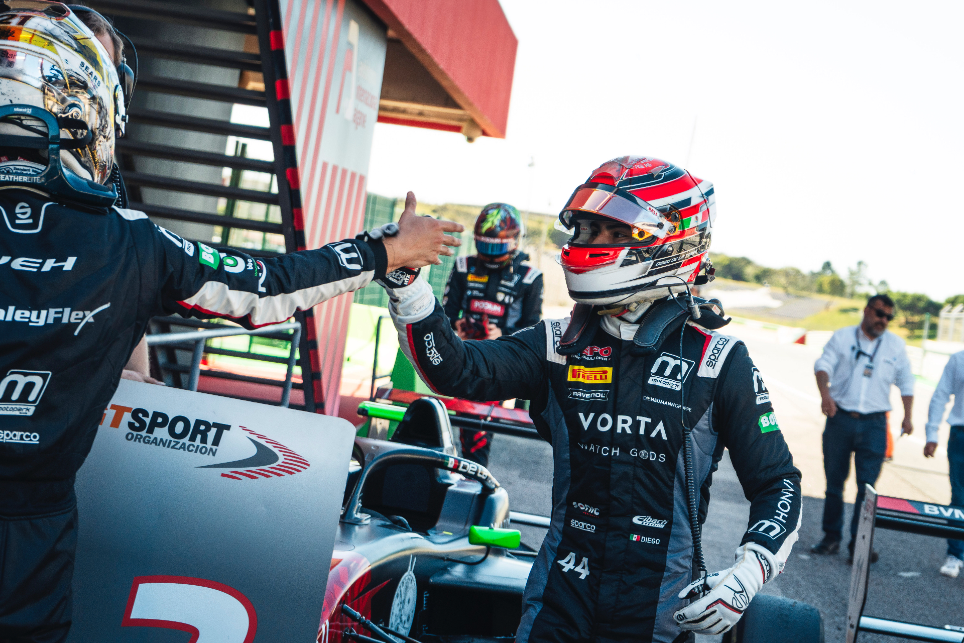 Diego de la Torre congratulated by his engineer at Portimão